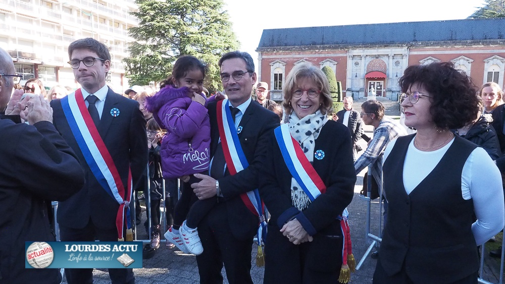 la citoyenne Lourdes dans les bras du maire