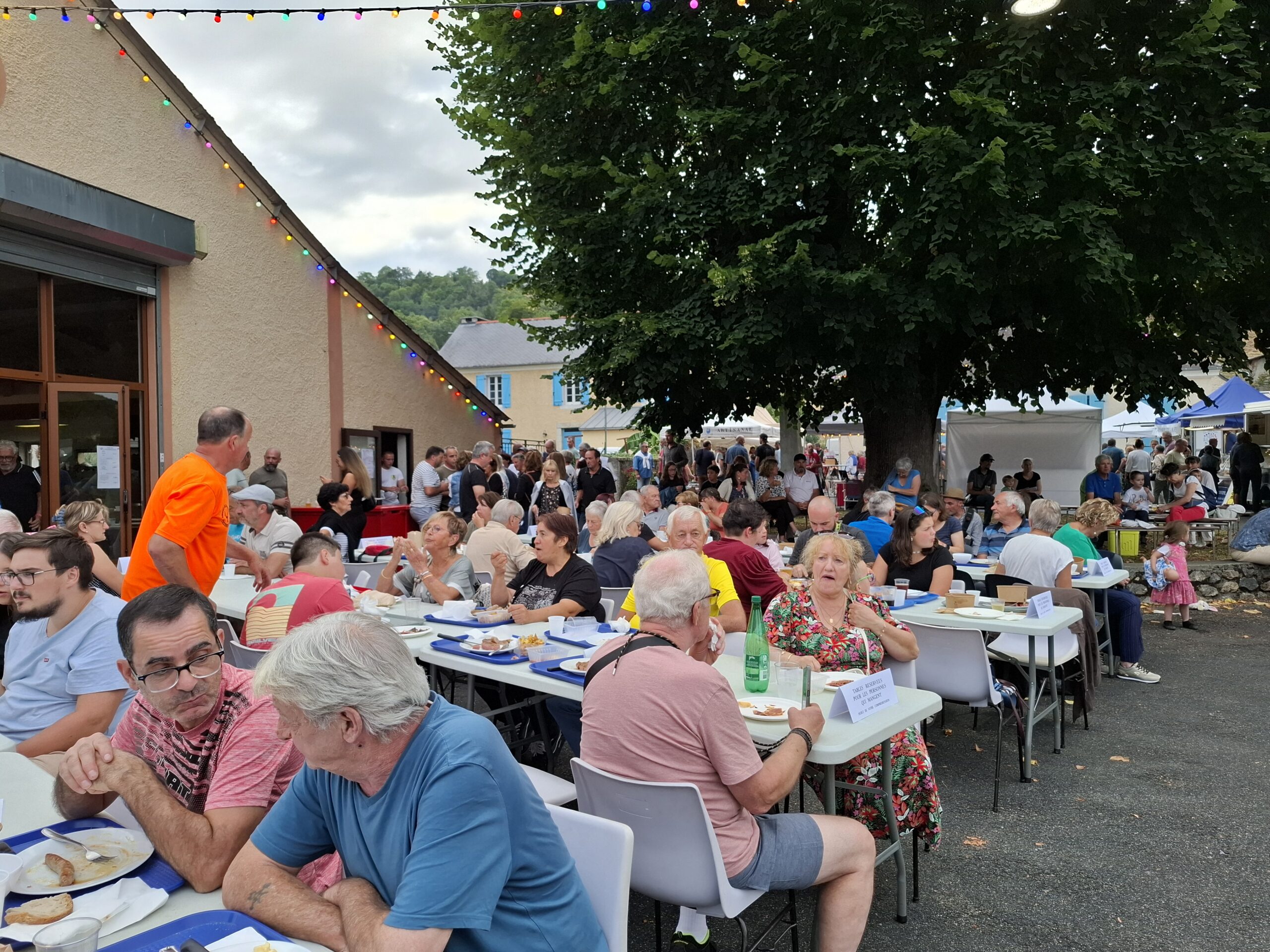Escoubes-Pouts : traditionnel Marché gourmand nocturne le 7 août