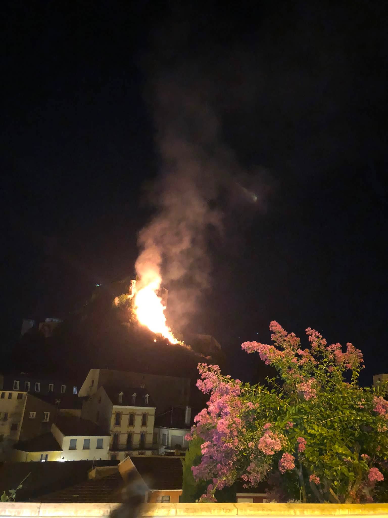 Lourdes : un départ de feu sur les contreforts du château après le feu d&rsquo;artifice