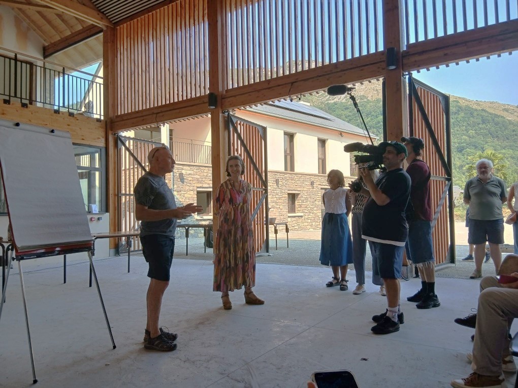 L&rsquo;émission télévisée d&rsquo;ARTE « Regards » en tournage à Aspin-en-Lavedan faisant rayonner « Le Cœur de Bourg »